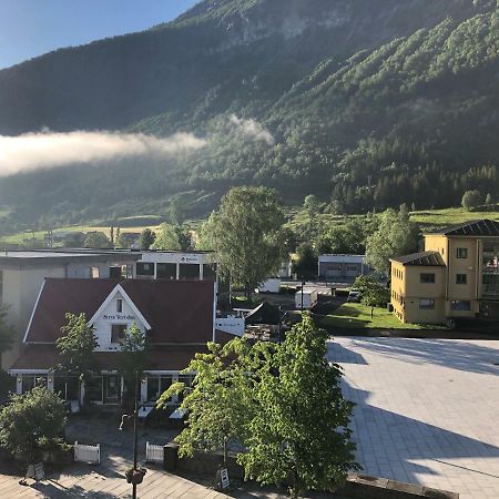 Stryn Kaffebar & Vertshus Zewnętrze zdjęcie