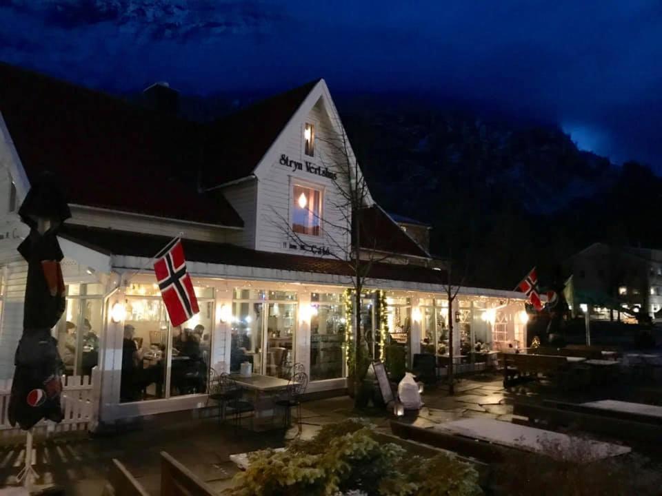 Stryn Kaffebar & Vertshus Zewnętrze zdjęcie