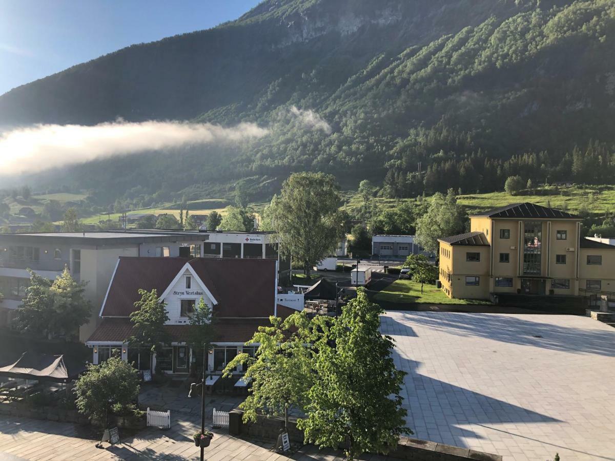Stryn Kaffebar & Vertshus Zewnętrze zdjęcie