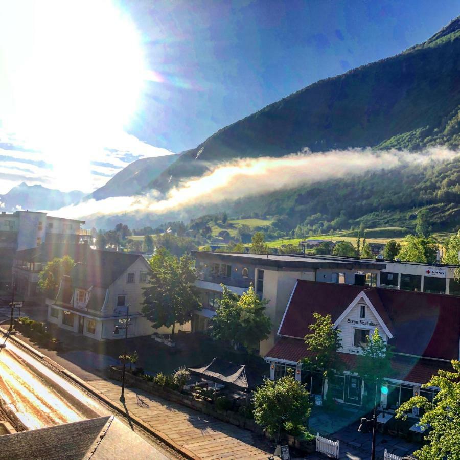 Stryn Kaffebar & Vertshus Zewnętrze zdjęcie